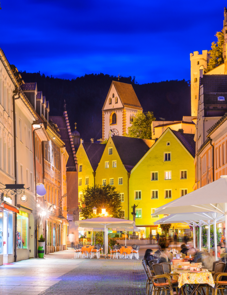 Paare schätzen die Lage besonders – Zahlreiche Restaurants, Cafes und Geschäfte befinden sich nur wenige Gehminuten von der Casa Fuessen entfernt.