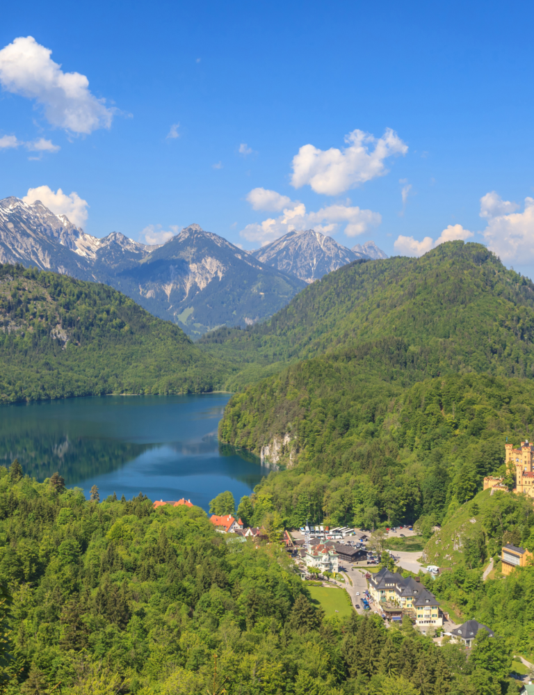 Entdecken Sie die malerische Umgebung von Füssen und übernachten Sie in unseren einladenden Ferienwohnungen.