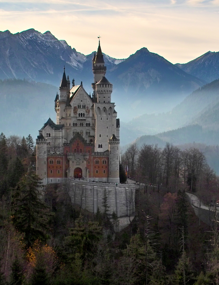 Die Casa Fuessen Ferienwohnungen sind ganz in der Nähe von Schloss Neuschwanstein, Erleben Sie den Schlosspark rund um Füssen.