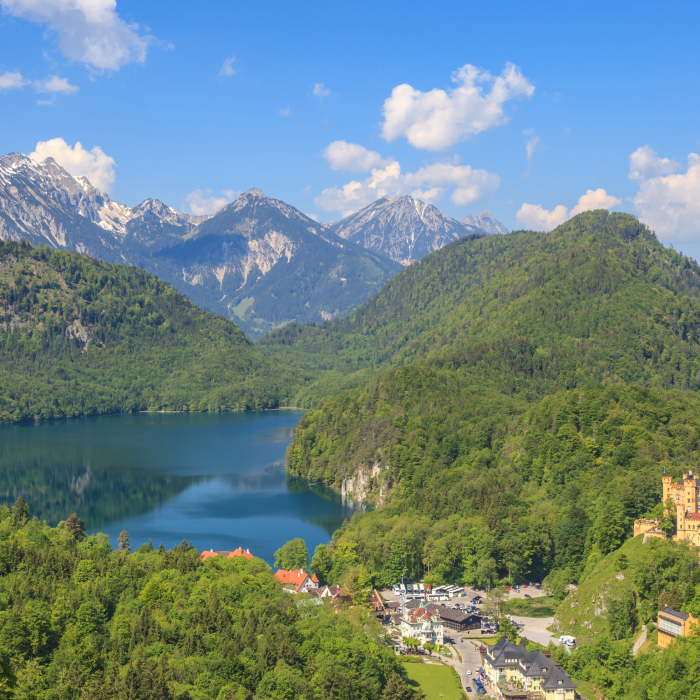 Entdecken Sie die malerische Umgebung von Füssen und übernachten Sie in unseren einladenden Ferienwohnungen.