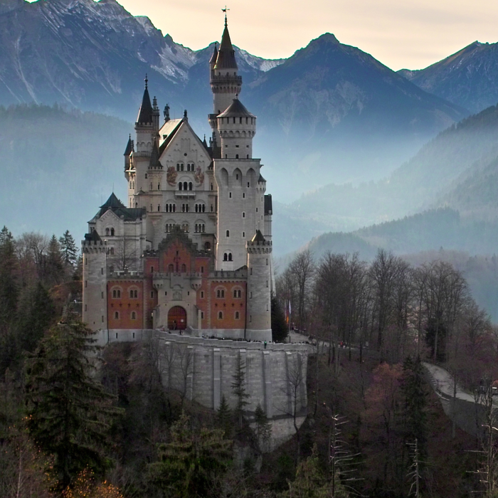 Die Casa Fuessen Ferienwohnungen sind ganz in der Nähe von Schloss Neuschwanstein, Erleben Sie den Schlosspark rund um Füssen.